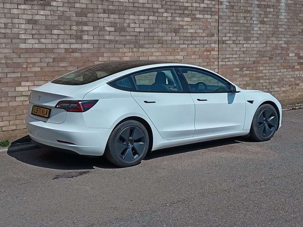 A 2021 TESLA MODEL 3 Standard Range Plus Saloon 4dr Electric Auto RWD (241 bhp) A 2021 TESLA MODEL 3 Standard Range Plus Saloon 4dr Electric Auto RWD (241 bhp)
