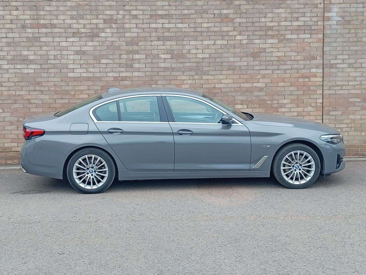 A 2022 BMW 5 SERIES 2.0 530e 12kWh SE Saloon 4dr Petrol Plug-in Hybrid Steptronic Euro 6 (s/s) A 2022 BMW 5 SERIES 2.0 530e 12kWh SE Saloon 4dr Petrol Plug-in Hybrid Steptronic Euro 6 (s/s)