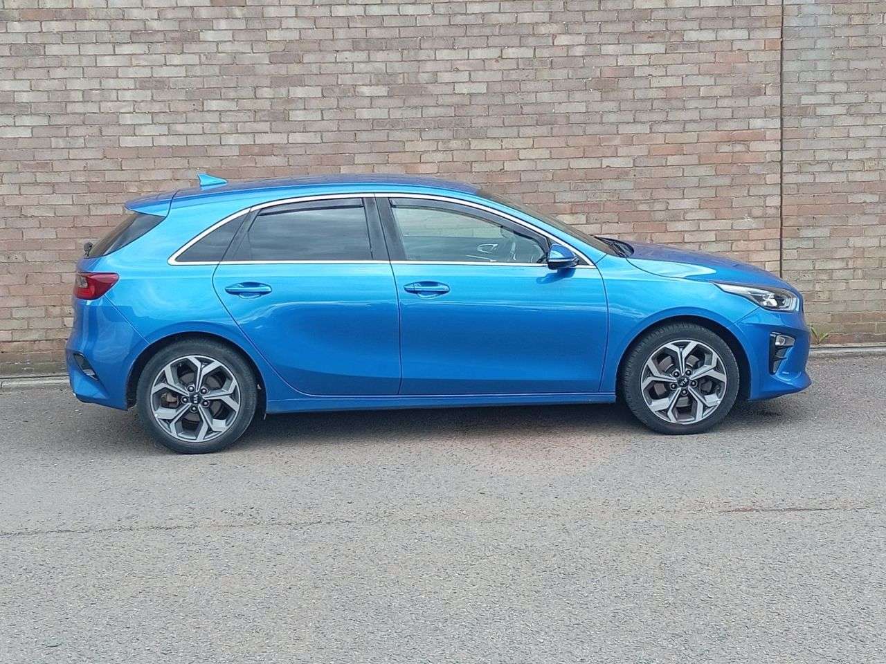 A 2019 KIA CEED 1.4 T-GDi Blue Edition Hatchback 5dr Petrol DCT Euro 6 (s/s) (138 bhp) A 2019 KIA CEED 1.4 T-GDi Blue Edition Hatchback 5dr Petrol DCT Euro 6 (s/s) (138 bhp)