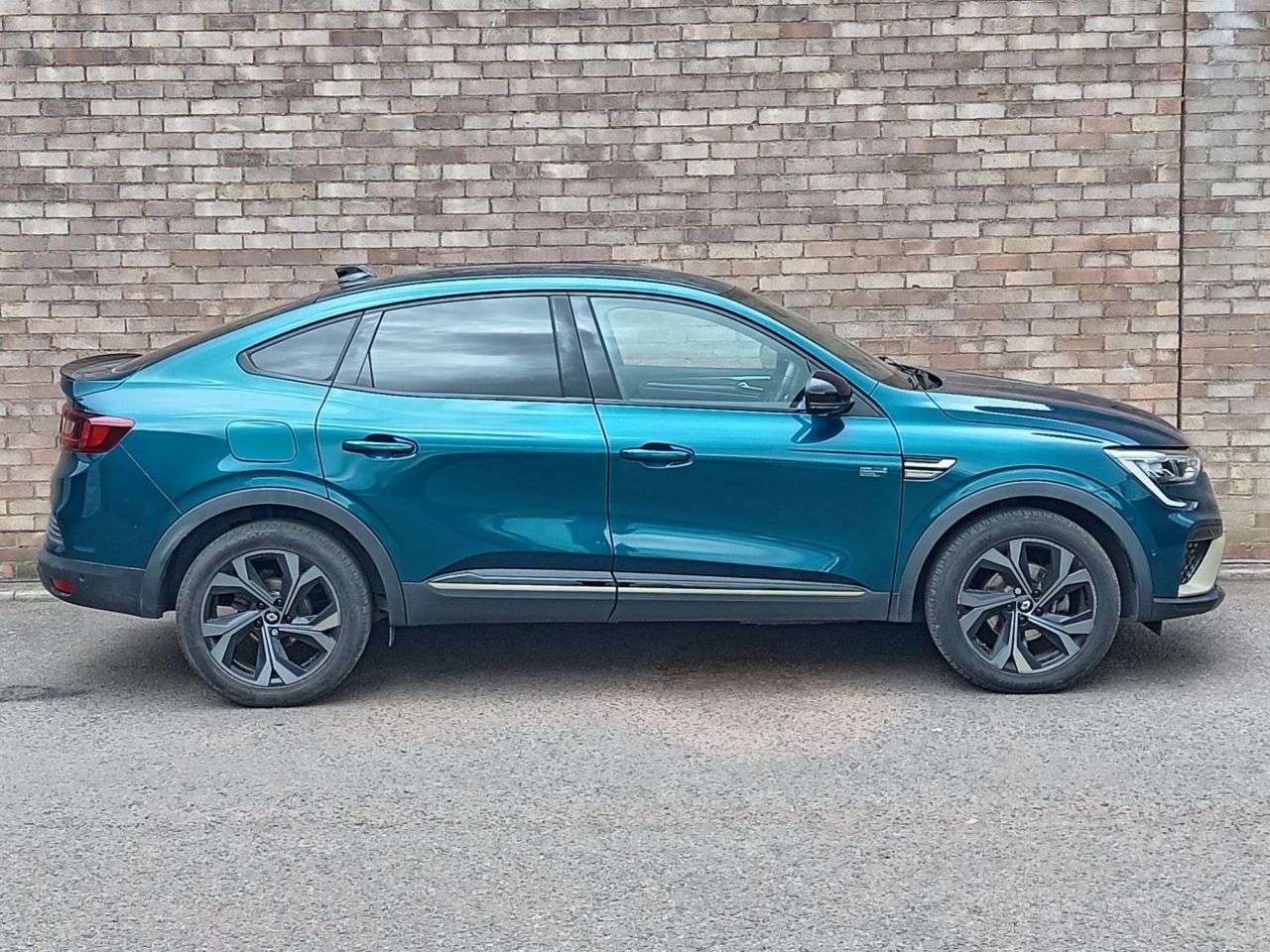 A 2023 RENAULT ARKANA 1.6 E-TECH E-Tech engineered SUV 5dr Petrol Hybrid Auto 2WD Euro 6 (s/s) (1 A 2023 RENAULT ARKANA 1.6 E-TECH E-Tech engineered SUV 5dr Petrol Hybrid Auto 2WD Euro 6 (s/s) (1