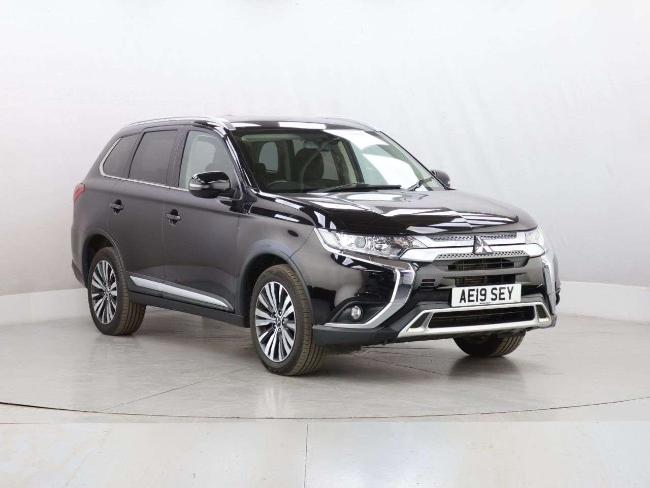 A 2019 MITSUBISHI OUTLANDER 2.0 MIVEC Juro SUV 5dr Petrol CVT 4WD Euro 6 (s/s) (150 ps) A 2019 MITSUBISHI OUTLANDER 2.0 MIVEC Juro SUV 5dr Petrol CVT 4WD Euro 6 (s/s) (150 ps)