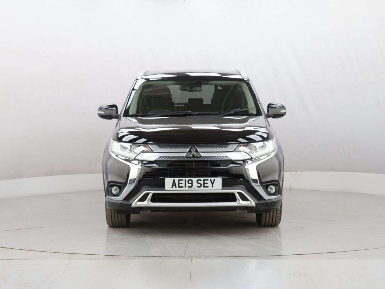 A 2019 MITSUBISHI OUTLANDER 2.0 MIVEC Juro SUV 5dr Petrol CVT 4WD Euro 6 (s/s) (150 ps) A 2019 MITSUBISHI OUTLANDER 2.0 MIVEC Juro SUV 5dr Petrol CVT 4WD Euro 6 (s/s) (150 ps)