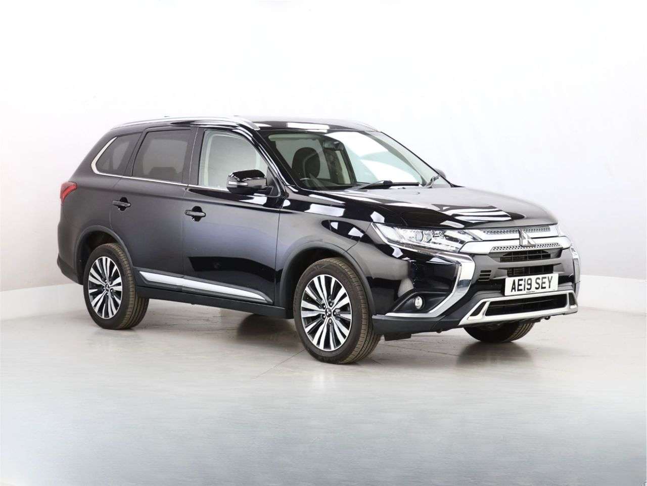 A 2019 MITSUBISHI OUTLANDER 2.0 MIVEC Juro SUV 5dr Petrol CVT 4WD Euro 6 (s/s) (150 ps) A 2019 MITSUBISHI OUTLANDER 2.0 MIVEC Juro SUV 5dr Petrol CVT 4WD Euro 6 (s/s) (150 ps)