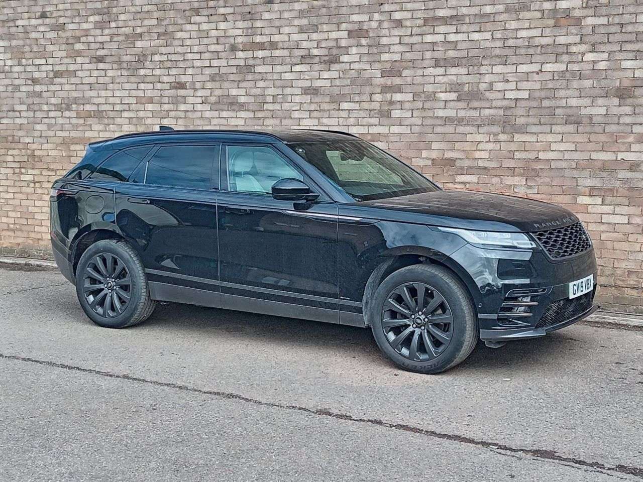 A 2019 LAND ROVER RANGE ROVER VELAR 2.0 D180 R-Dynamic SE SUV 5dr Diesel Auto 4WD Euro 6 (s/s) (180 ps) A 2019 LAND ROVER RANGE ROVER VELAR 2.0 D180 R-Dynamic SE SUV 5dr Diesel Auto 4WD Euro 6 (s/s) (180 ps)