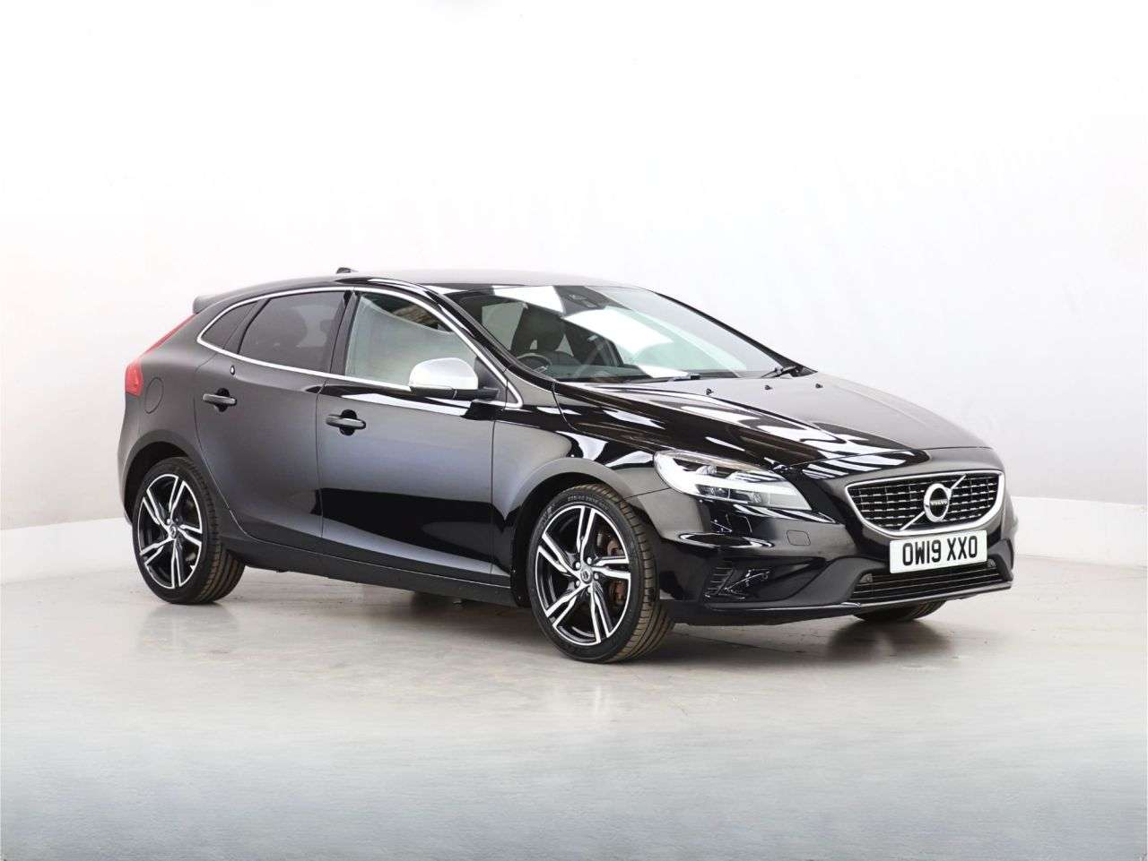 A 2019 VOLVO V40 1.5 T3 R-Design Edition Hatchback 5dr Petrol Auto Euro 6 (s/s) (152 ps) A 2019 VOLVO V40 1.5 T3 R-Design Edition Hatchback 5dr Petrol Auto Euro 6 (s/s) (152 ps)