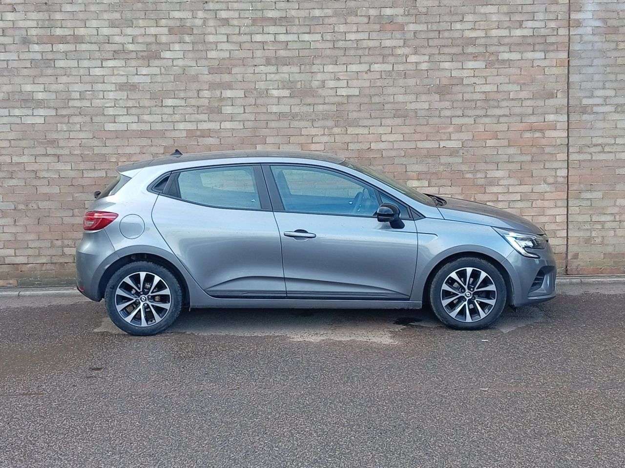A 2023 RENAULT CLIO 1.0 TCe Evolution Hatchback 5dr Petrol Manual Euro 6 (s/s) (90 ps) A 2023 RENAULT CLIO 1.0 TCe Evolution Hatchback 5dr Petrol Manual Euro 6 (s/s) (90 ps)