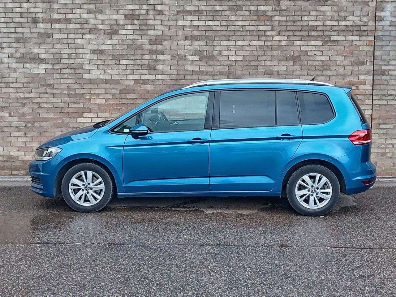 A 2021 VOLKSWAGEN TOURAN 2.0 TDI SE MPV 5dr Diesel DSG 7Spd Euro 6 (s/s) (150 ps) A 2021 VOLKSWAGEN TOURAN 2.0 TDI SE MPV 5dr Diesel DSG 7Spd Euro 6 (s/s) (150 ps)