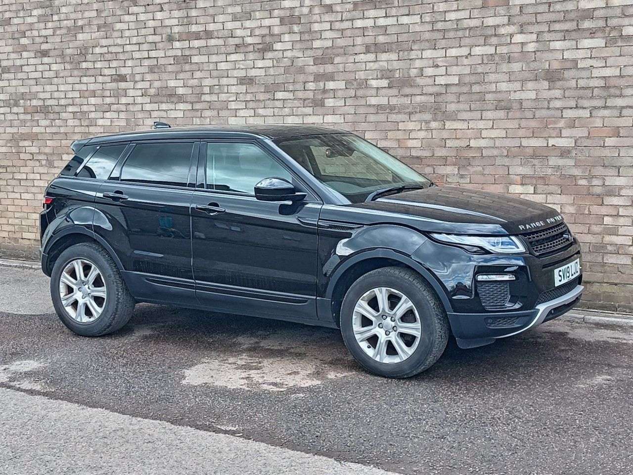A 2019 LAND ROVER RANGE ROVER EVOQUE 2.0 eD4 SE Tech SUV 5dr Diesel Manual FWD Euro 6 (s/s) (150 ps) A 2019 LAND ROVER RANGE ROVER EVOQUE 2.0 eD4 SE Tech SUV 5dr Diesel Manual FWD Euro 6 (s/s) (150 ps)