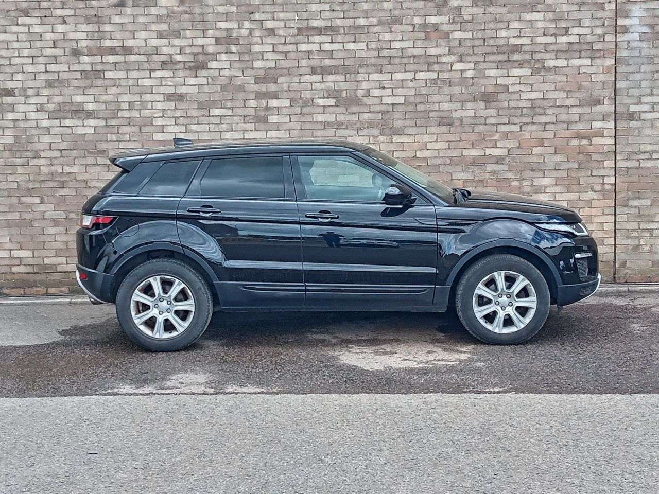 A 2019 LAND ROVER RANGE ROVER EVOQUE 2.0 eD4 SE Tech SUV 5dr Diesel Manual FWD Euro 6 (s/s) (150 ps) A 2019 LAND ROVER RANGE ROVER EVOQUE 2.0 eD4 SE Tech SUV 5dr Diesel Manual FWD Euro 6 (s/s) (150 ps)