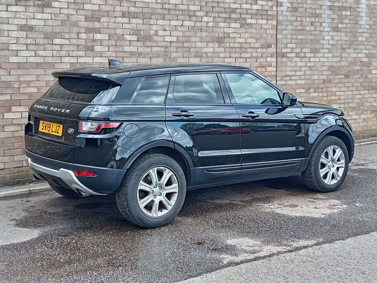 A 2019 LAND ROVER RANGE ROVER EVOQUE 2.0 eD4 SE Tech SUV 5dr Diesel Manual FWD Euro 6 (s/s) (150 ps) A 2019 LAND ROVER RANGE ROVER EVOQUE 2.0 eD4 SE Tech SUV 5dr Diesel Manual FWD Euro 6 (s/s) (150 ps)