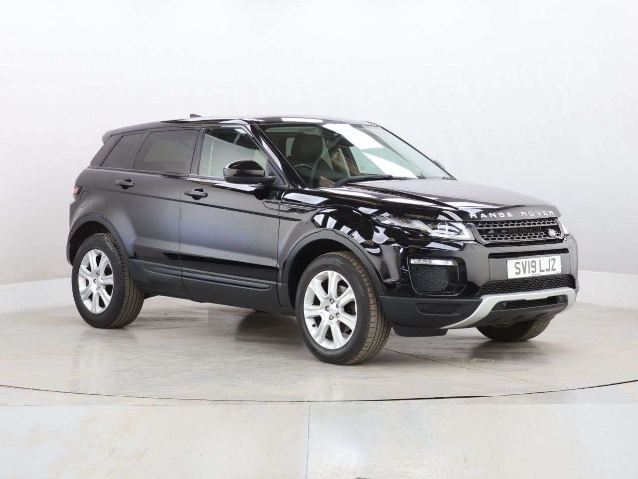 A 2019 LAND ROVER RANGE ROVER EVOQUE 2.0 eD4 SE Tech SUV 5dr Diesel Manual FWD Euro 6 (s/s) (150 ps) A 2019 LAND ROVER RANGE ROVER EVOQUE 2.0 eD4 SE Tech SUV 5dr Diesel Manual FWD Euro 6 (s/s) (150 ps)