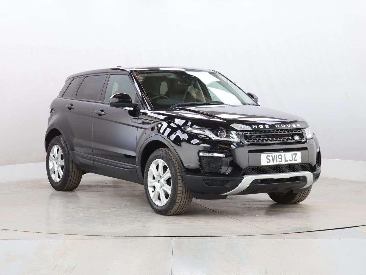 A 2019 LAND ROVER RANGE ROVER EVOQUE 2.0 eD4 SE Tech SUV 5dr Diesel Manual FWD Euro 6 (s/s) (150 ps) A 2019 LAND ROVER RANGE ROVER EVOQUE 2.0 eD4 SE Tech SUV 5dr Diesel Manual FWD Euro 6 (s/s) (150 ps)