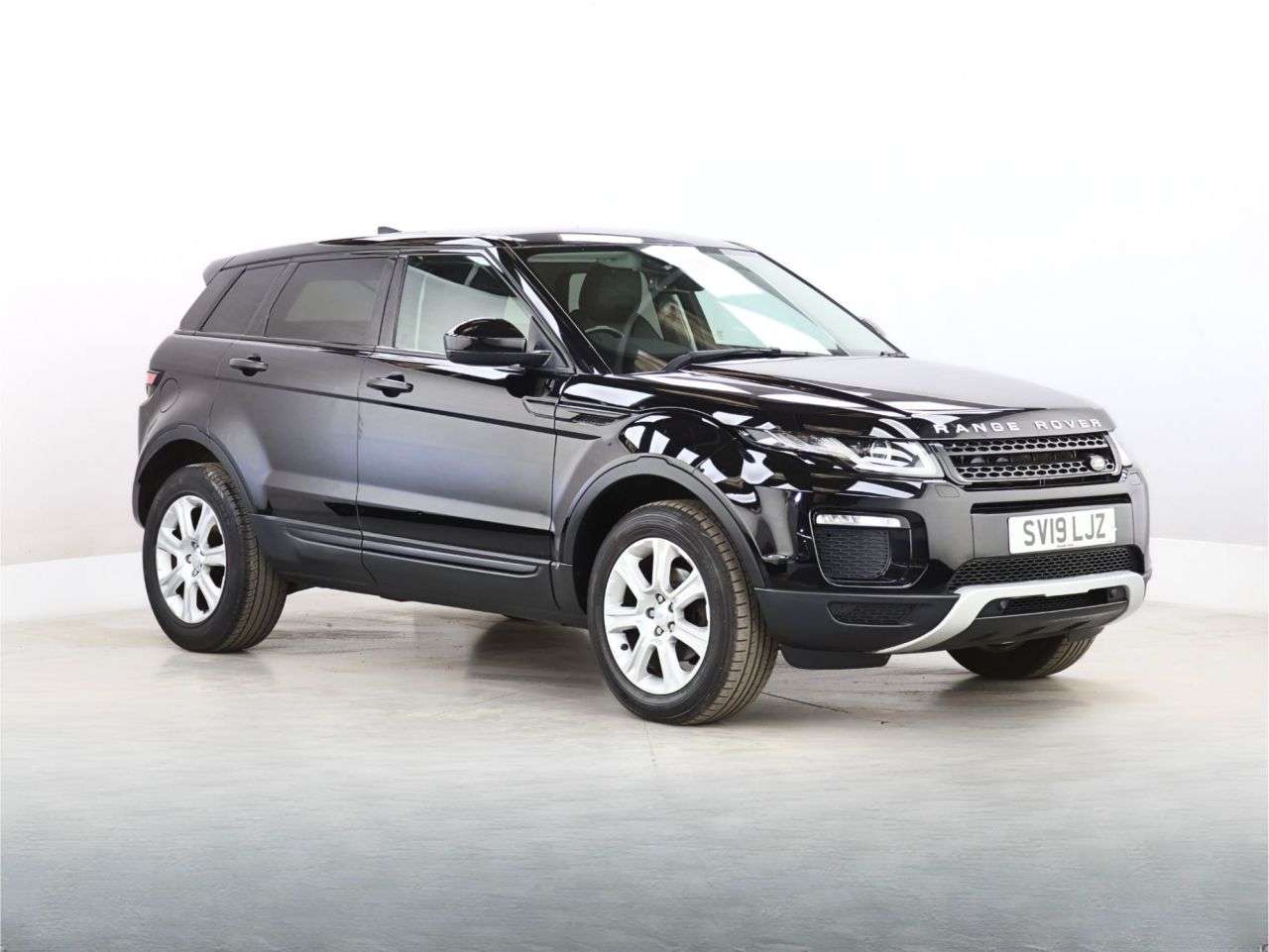 A 2019 LAND ROVER RANGE ROVER EVOQUE 2.0 eD4 SE Tech SUV 5dr Diesel Manual FWD Euro 6 (s/s) (150 ps) A 2019 LAND ROVER RANGE ROVER EVOQUE 2.0 eD4 SE Tech SUV 5dr Diesel Manual FWD Euro 6 (s/s) (150 ps)