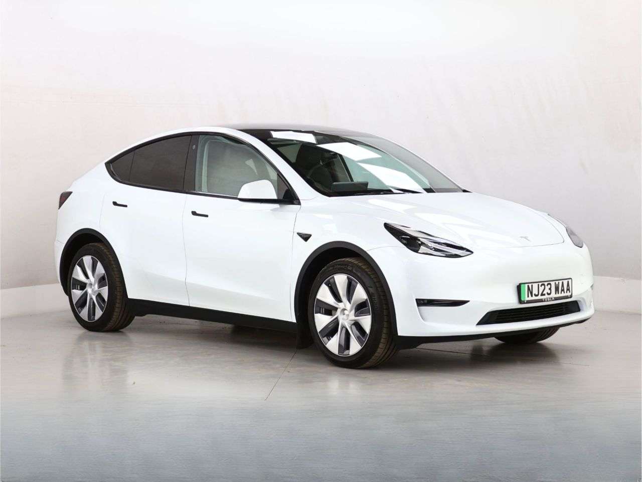 A 2023 TESLA MODEL Y (Dual Motor) Long Range SUV 5dr Electric Auto 4WDE (384 bhp) A 2023 TESLA MODEL Y (Dual Motor) Long Range SUV 5dr Electric Auto 4WDE (384 bhp)