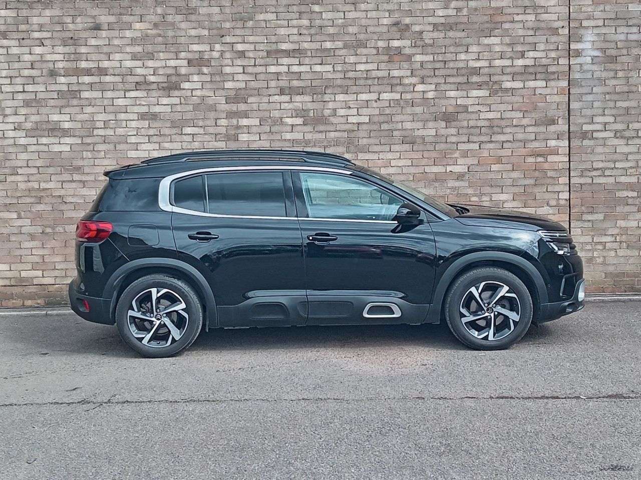 A 2019 CITROEN C5 AIRCROSS 1.6 PureTech Flair SUV 5dr Petrol EAT8 Euro 6 (s/s) (180 ps) A 2019 CITROEN C5 AIRCROSS 1.6 PureTech Flair SUV 5dr Petrol EAT8 Euro 6 (s/s) (180 ps)