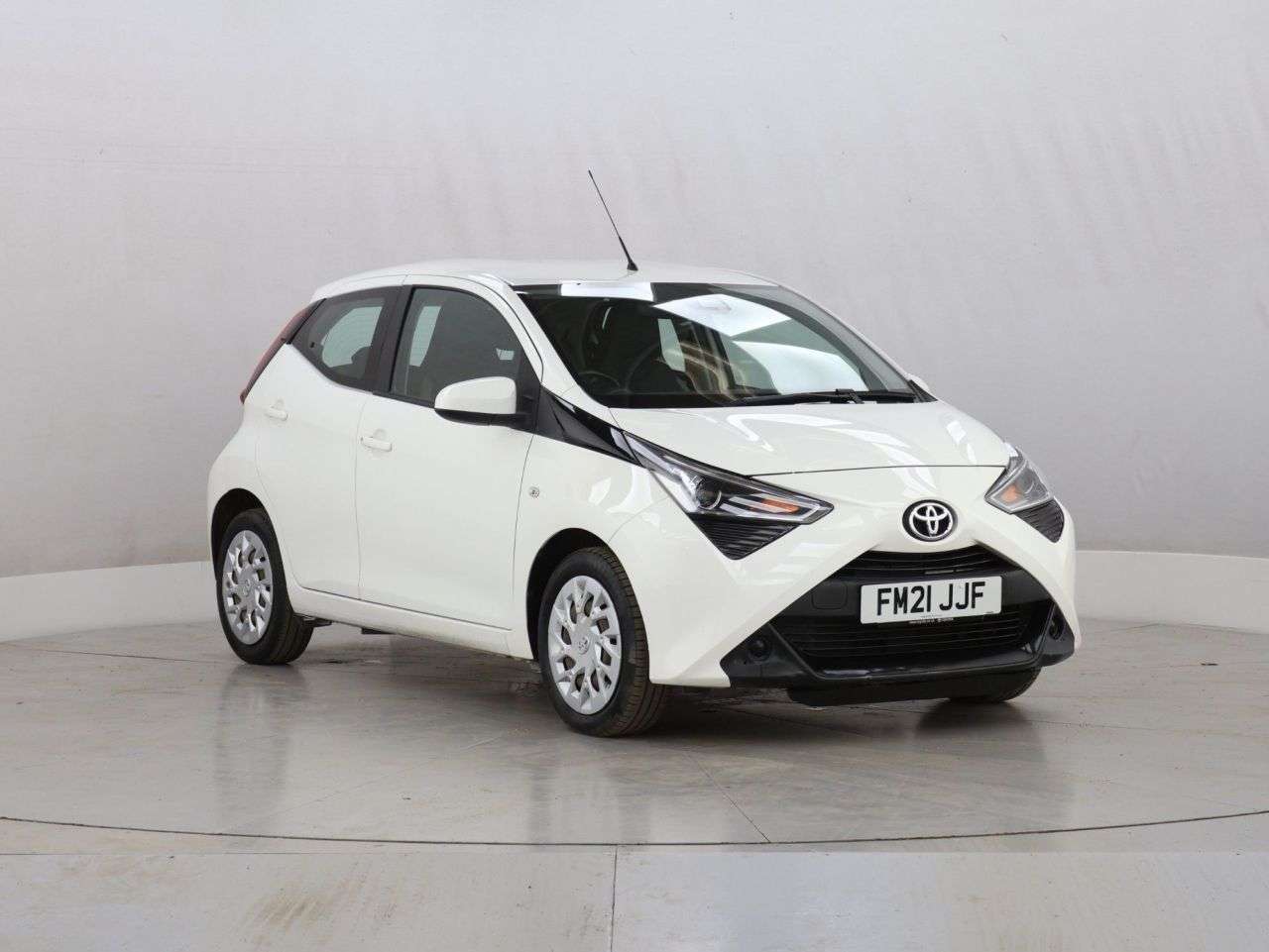A 2021 TOYOTA AYGO 1.0 VVT-i x-play Hatchback 5dr Petrol Manual Euro 6 (s/s) (71 ps) A 2021 TOYOTA AYGO 1.0 VVT-i x-play Hatchback 5dr Petrol Manual Euro 6 (s/s) (71 ps)