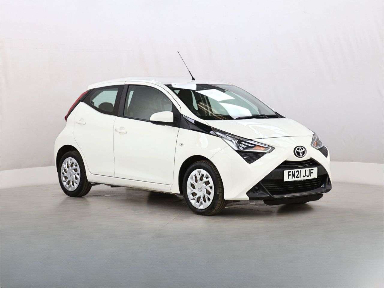 A 2021 TOYOTA AYGO 1.0 VVT-i x-play Hatchback 5dr Petrol Manual Euro 6 (s/s) (71 ps) A 2021 TOYOTA AYGO 1.0 VVT-i x-play Hatchback 5dr Petrol Manual Euro 6 (s/s) (71 ps)