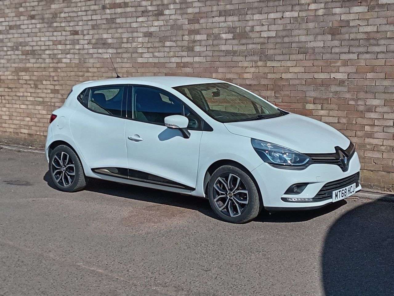 A 2018 RENAULT CLIO 0.9 TCe Play Hatchback 5dr Petrol Manual Euro 6 (s/s) (75 ps) A 2018 RENAULT CLIO 0.9 TCe Play Hatchback 5dr Petrol Manual Euro 6 (s/s) (75 ps)
