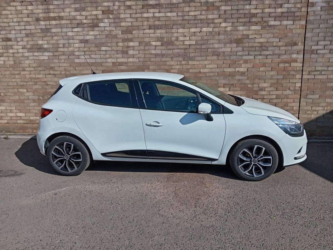 A 2018 RENAULT CLIO 0.9 TCe Play Hatchback 5dr Petrol Manual Euro 6 (s/s) (75 ps) A 2018 RENAULT CLIO 0.9 TCe Play Hatchback 5dr Petrol Manual Euro 6 (s/s) (75 ps)