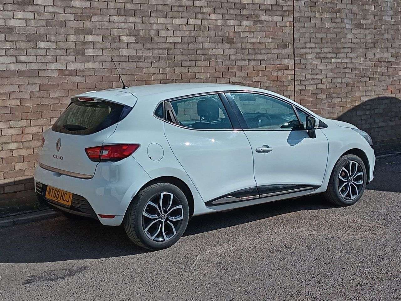 A 2018 RENAULT CLIO 0.9 TCe Play Hatchback 5dr Petrol Manual Euro 6 (s/s) (75 ps) A 2018 RENAULT CLIO 0.9 TCe Play Hatchback 5dr Petrol Manual Euro 6 (s/s) (75 ps)
