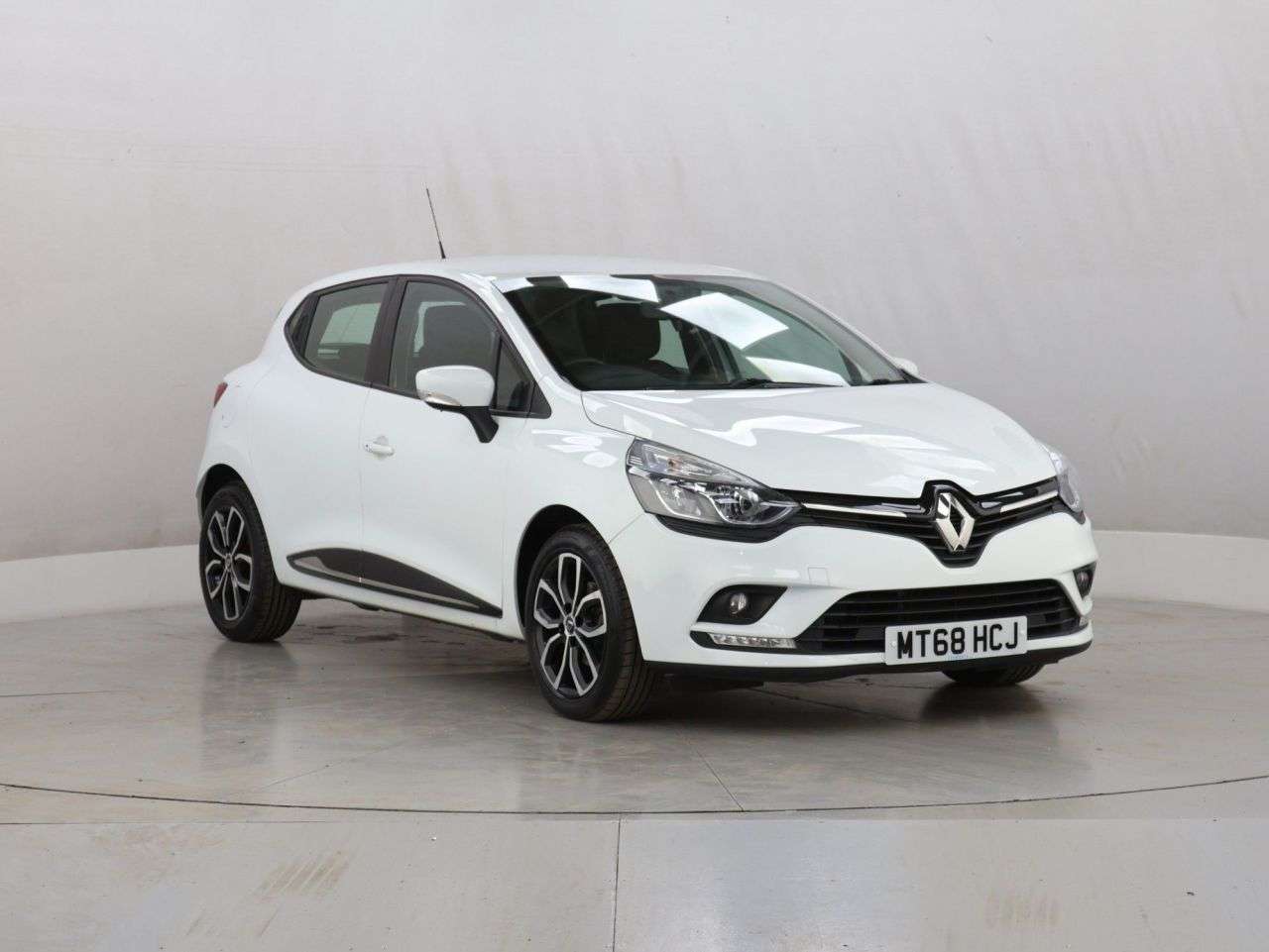 A 2018 RENAULT CLIO 0.9 TCe Play Hatchback 5dr Petrol Manual Euro 6 (s/s) (75 ps) A 2018 RENAULT CLIO 0.9 TCe Play Hatchback 5dr Petrol Manual Euro 6 (s/s) (75 ps)
