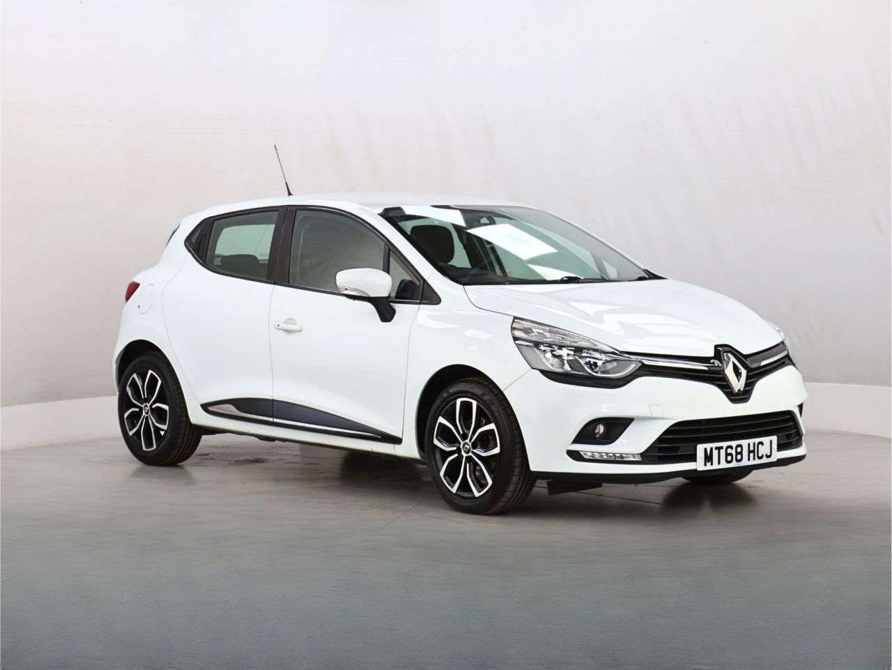 A 2018 RENAULT CLIO 0.9 TCe Play Hatchback 5dr Petrol Manual Euro 6 (s/s) (75 ps) A 2018 RENAULT CLIO 0.9 TCe Play Hatchback 5dr Petrol Manual Euro 6 (s/s) (75 ps)
