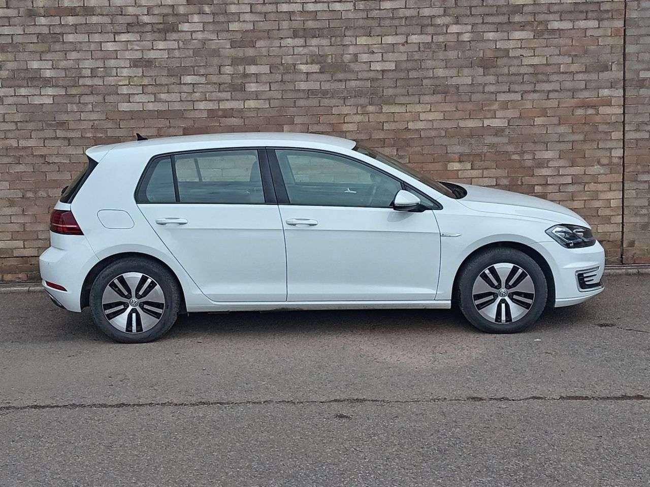 A 2020 VOLKSWAGEN E-GOLF 35.8kWh e-Golf Hatchback 5dr Electric Auto (136 ps) A 2020 VOLKSWAGEN E-GOLF 35.8kWh e-Golf Hatchback 5dr Electric Auto (136 ps)