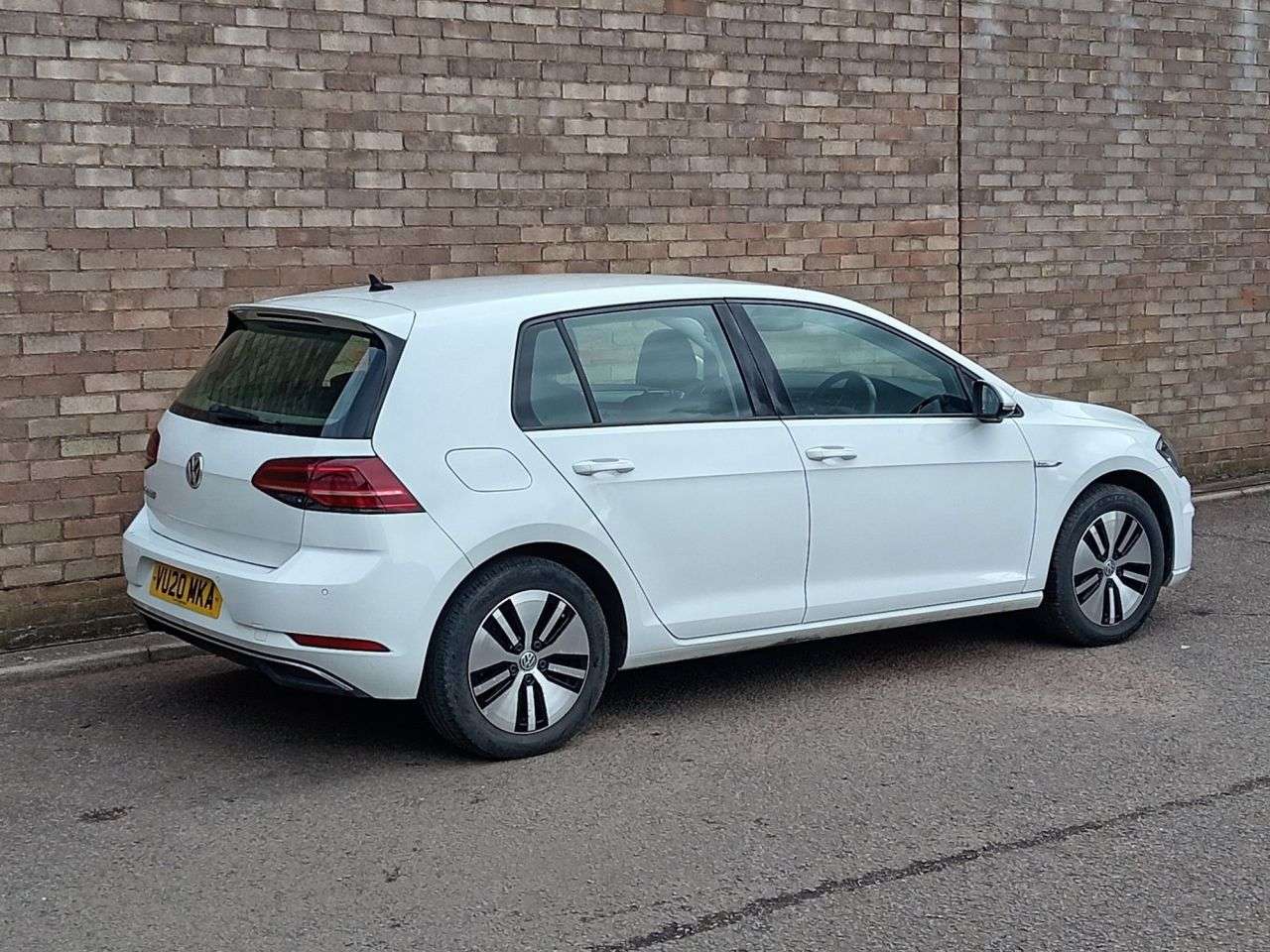A 2020 VOLKSWAGEN E-GOLF 35.8kWh e-Golf Hatchback 5dr Electric Auto (136 ps) A 2020 VOLKSWAGEN E-GOLF 35.8kWh e-Golf Hatchback 5dr Electric Auto (136 ps)
