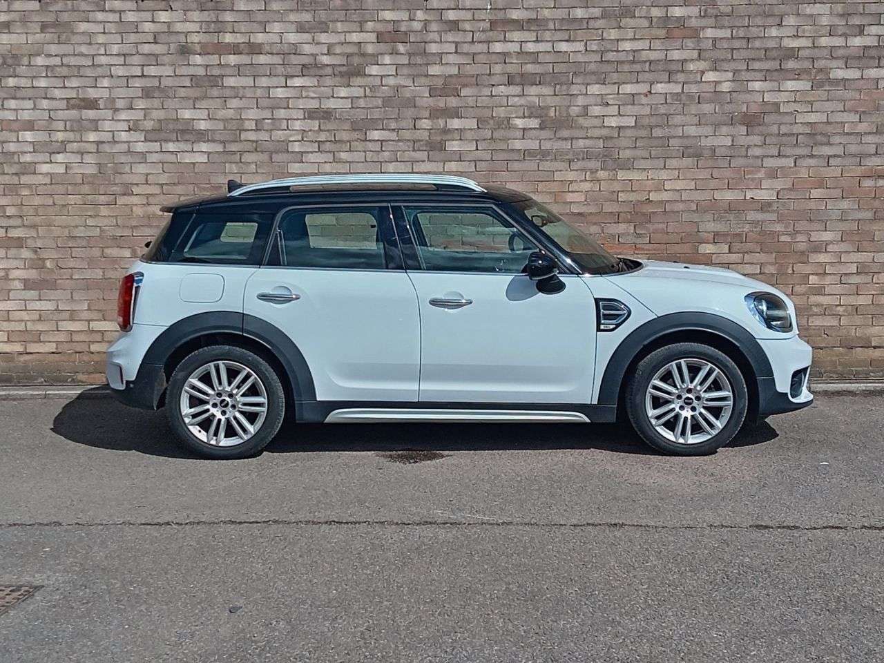 A 2019 MINI COUNTRYMAN 1.5 Cooper Exclusive SUV 5dr Petrol Manual Euro 6 (s/s) (136 ps) A 2019 MINI COUNTRYMAN 1.5 Cooper Exclusive SUV 5dr Petrol Manual Euro 6 (s/s) (136 ps)