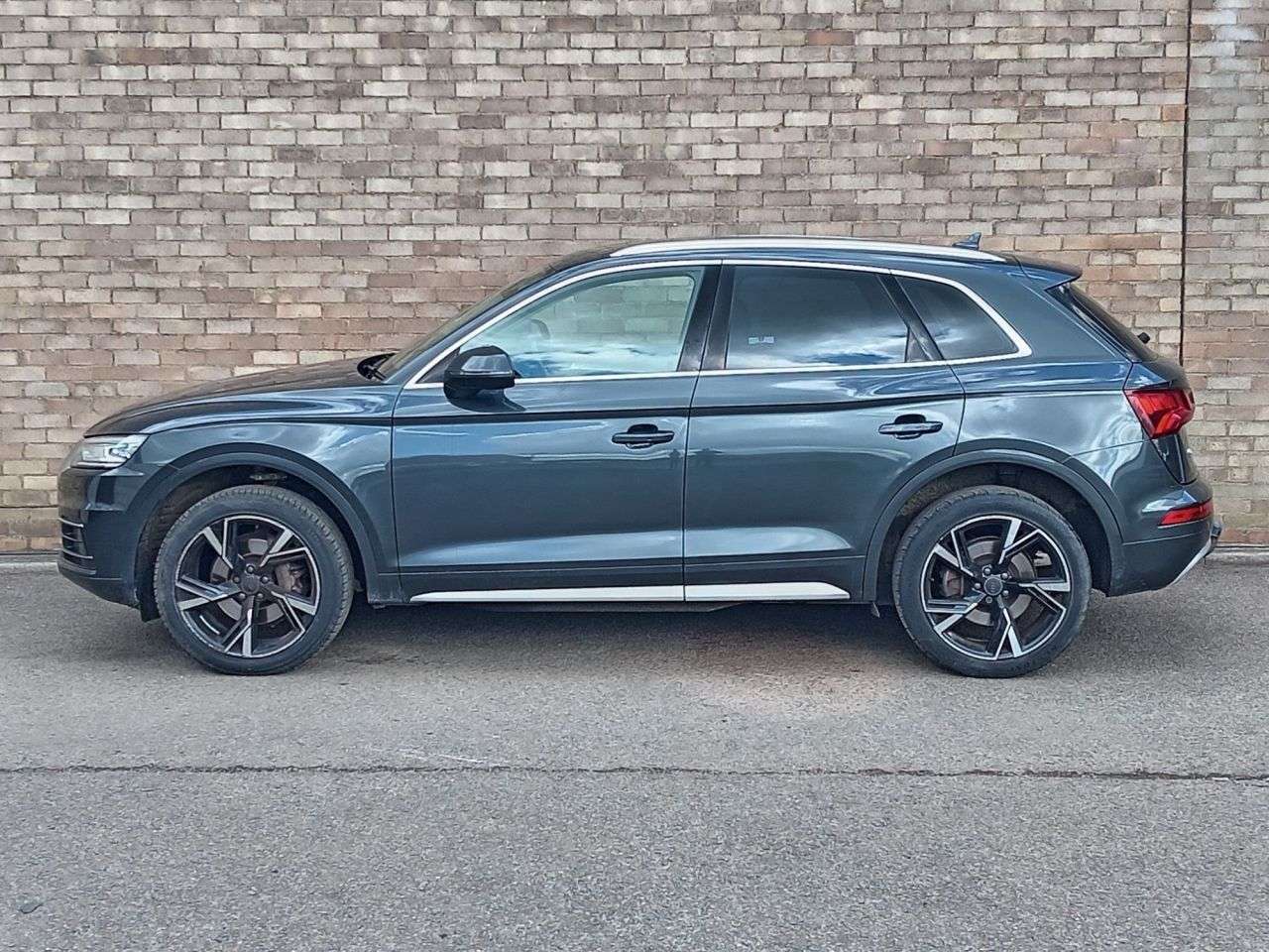 A 2019 AUDI Q5 2.0 TDI 40 Sport SUV 5dr Diesel S Tronic quattro Euro 6 (s/s) (190 ps) A 2019 AUDI Q5 2.0 TDI 40 Sport SUV 5dr Diesel S Tronic quattro Euro 6 (s/s) (190 ps)