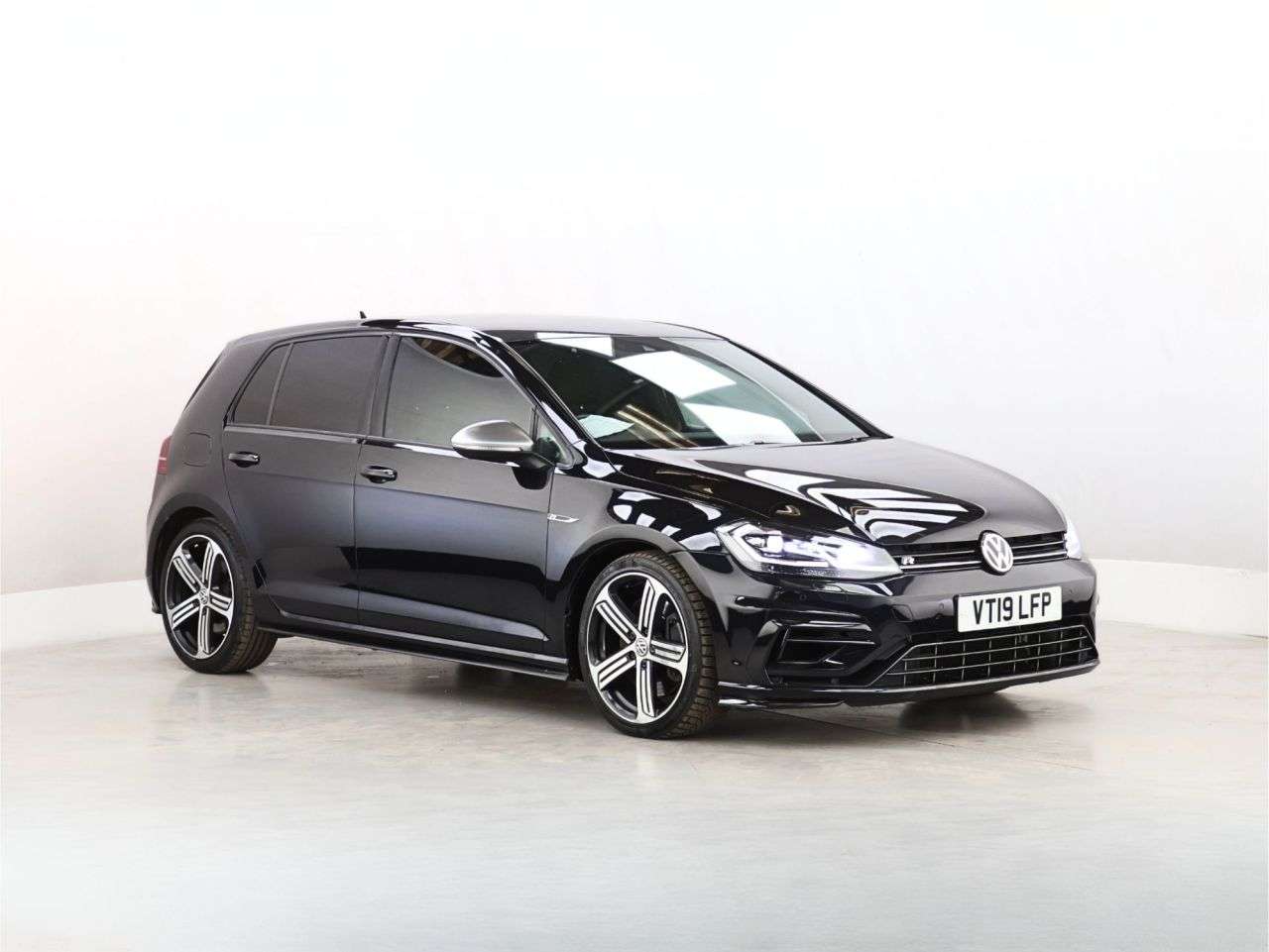 A 2019 VOLKSWAGEN GOLF 2.0 TSI R Hatchback 5dr Petrol DSG 4Motion Euro 6 (s/s) (300 ps) A 2019 VOLKSWAGEN GOLF 2.0 TSI R Hatchback 5dr Petrol DSG 4Motion Euro 6 (s/s) (300 ps)