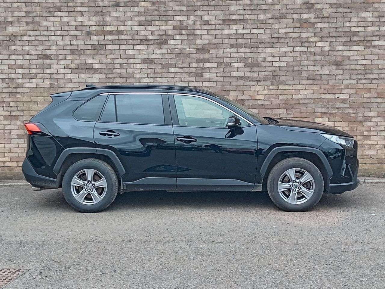 A 2022 TOYOTA RAV4 2.5 VVT-h GPF Icon SUV 5dr Petrol Hybrid CVT Euro 6 (s/s) (218 ps) A 2022 TOYOTA RAV4 2.5 VVT-h GPF Icon SUV 5dr Petrol Hybrid CVT Euro 6 (s/s) (218 ps)
