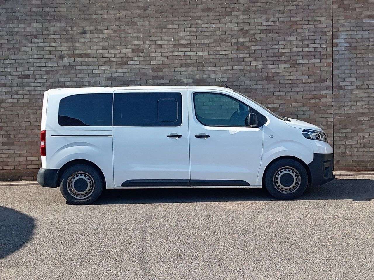 A 2022 TOYOTA PROACE VERSO 1.5D Medium MPV 6dr Diesel Manual MWB Euro 6 (s/s) (9 Seat) (120 ps) A 2022 TOYOTA PROACE VERSO 1.5D Medium MPV 6dr Diesel Manual MWB Euro 6 (s/s) (9 Seat) (120 ps)