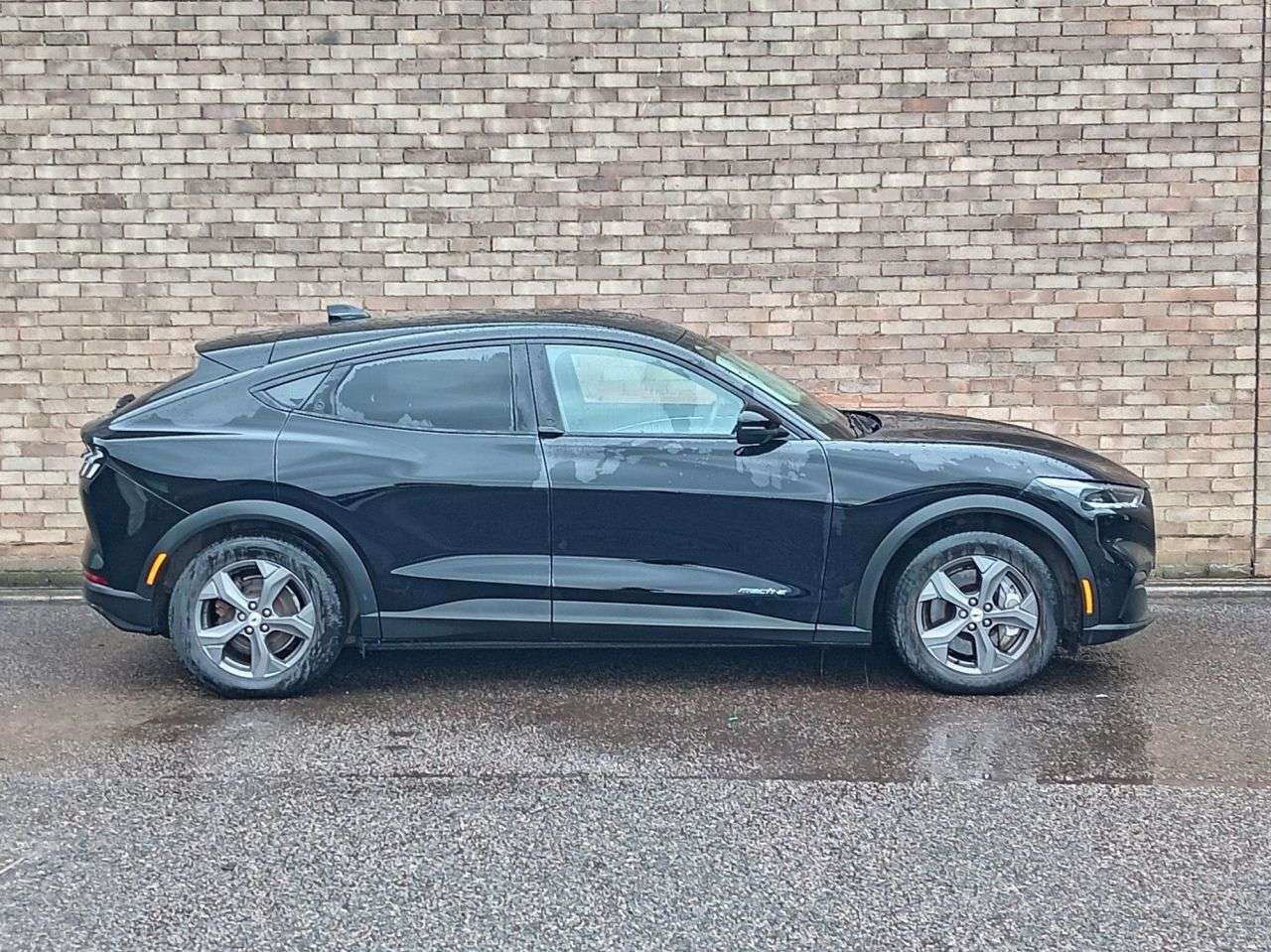 A 2021 FORD MUSTANG MACH-E Standard Range 70kWh SUV 5dr Electric Automatic (269 ps) A 2021 FORD MUSTANG MACH-E Standard Range 70kWh SUV 5dr Electric Automatic (269 ps)