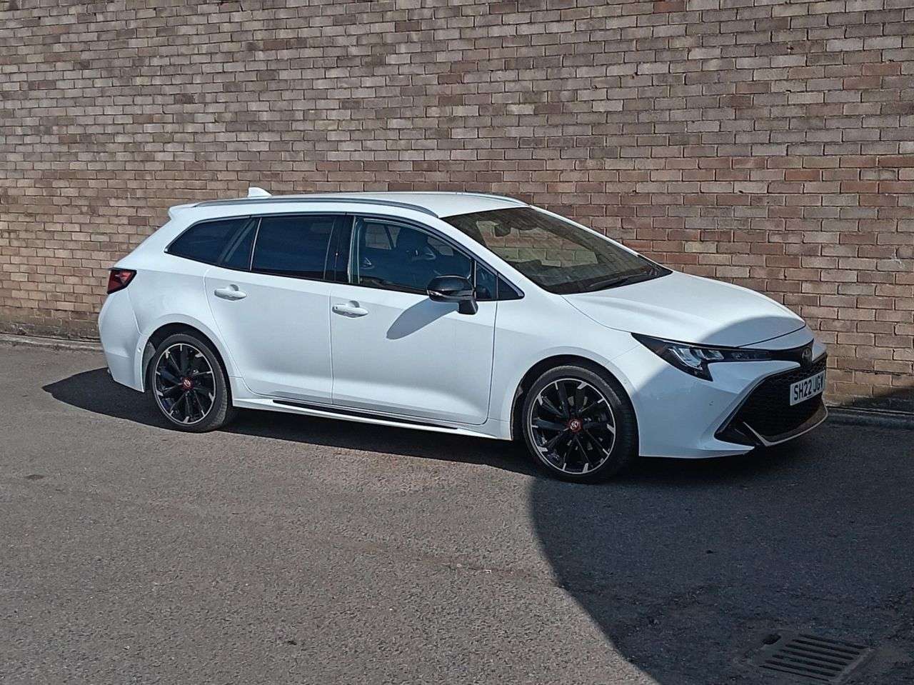 A 2022 TOYOTA COROLLA 2.0 VVT-h GPF GR SPORT Touring Sports 5dr Petrol Hybrid CVT Euro 6 (s/s) (1 A 2022 TOYOTA COROLLA 2.0 VVT-h GPF GR SPORT Touring Sports 5dr Petrol Hybrid CVT Euro 6 (s/s) (1