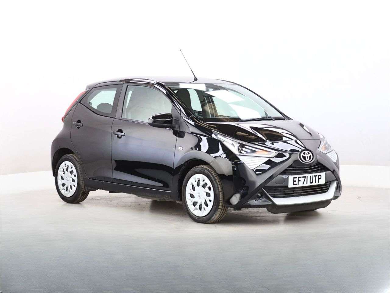 A 2022 TOYOTA AYGO 1.0 VVT-i x-play Hatchback 5dr Petrol Manual Euro 6 (s/s) (71 ps) A 2022 TOYOTA AYGO 1.0 VVT-i x-play Hatchback 5dr Petrol Manual Euro 6 (s/s) (71 ps)
