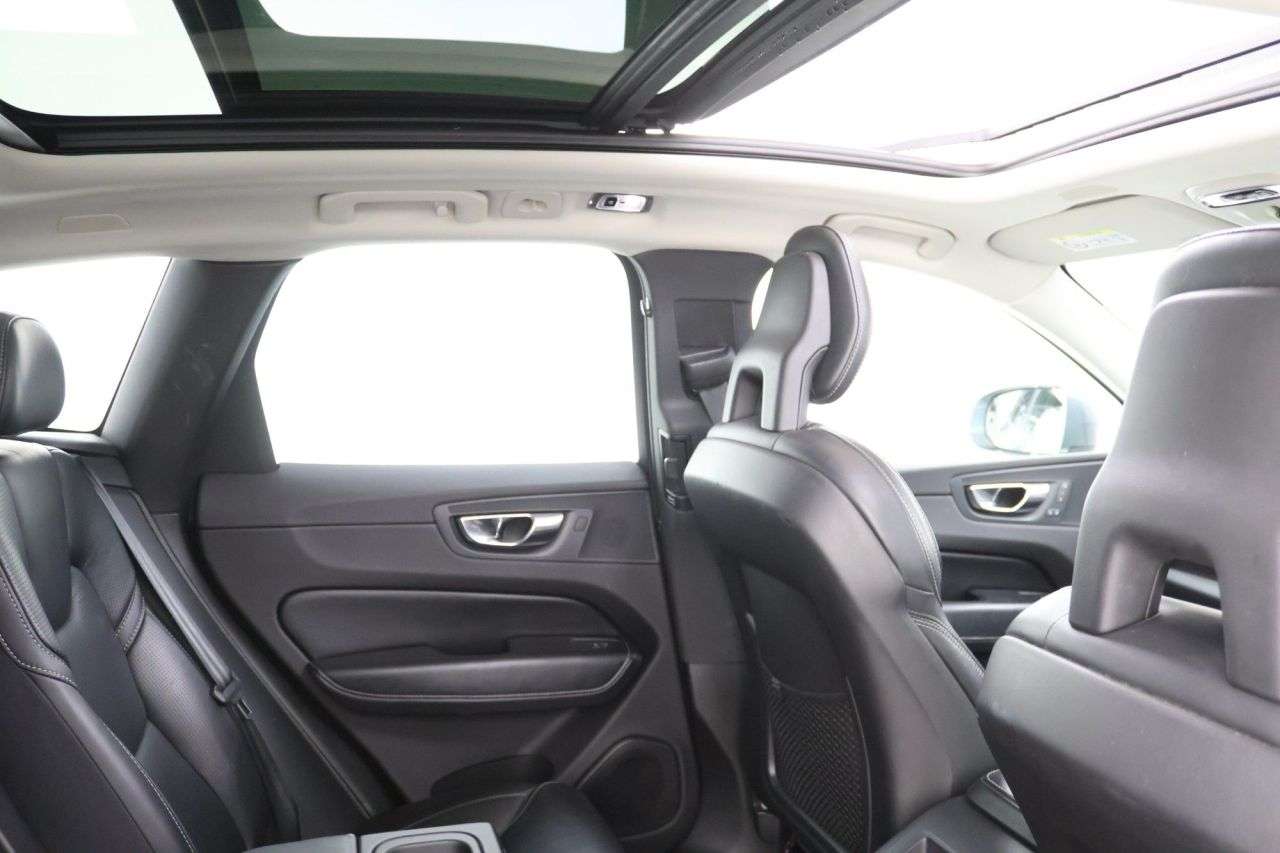 A 2018 VOLVO XC60 2.0h T8 Twin Engine 10.4kWh Inscription Pro SUV 5dr Petrol Plug-in Hybrid A A 2018 VOLVO XC60 2.0h T8 Twin Engine 10.4kWh Inscription Pro SUV 5dr Petrol Plug-in Hybrid A