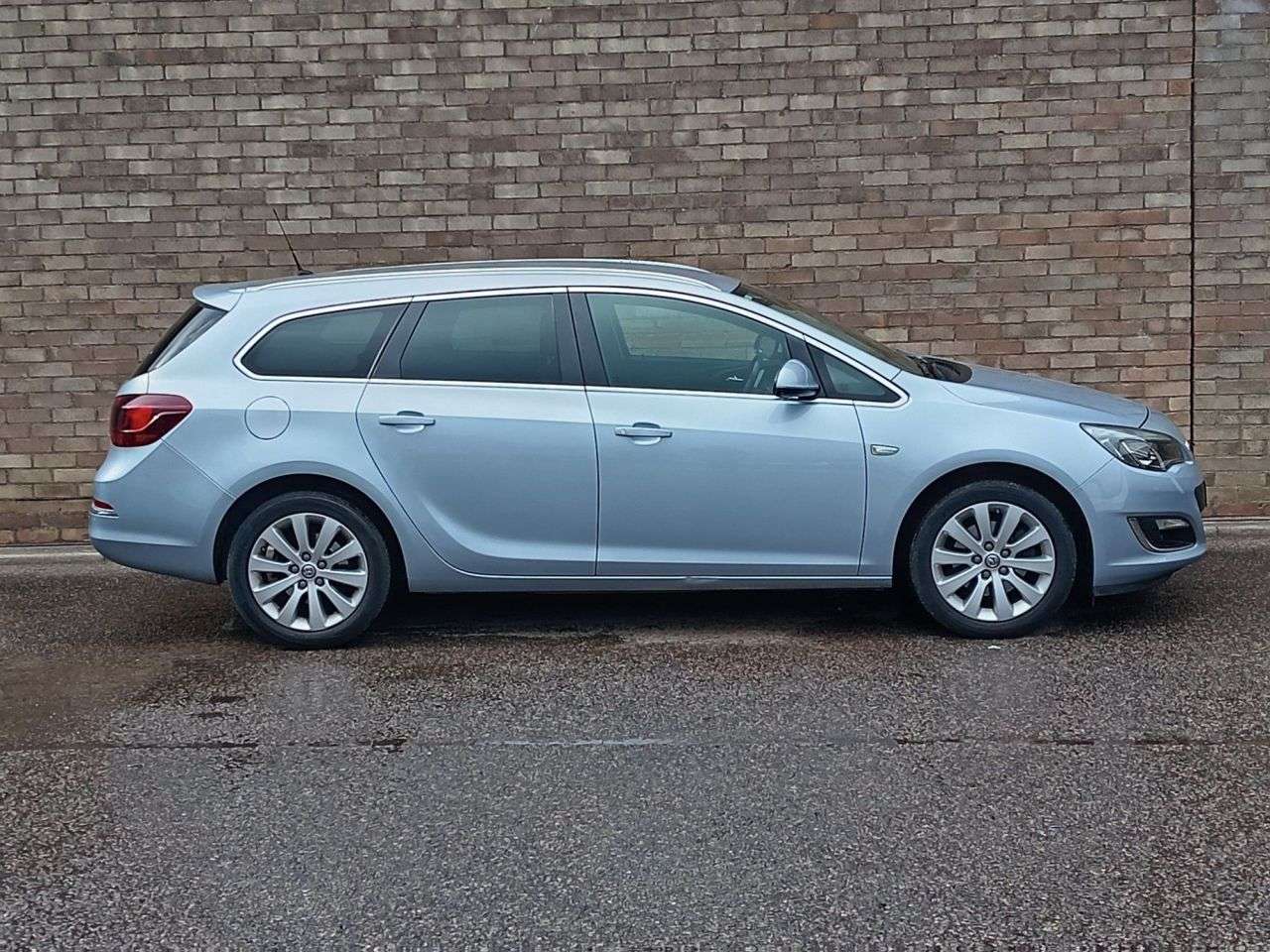 A 2014 VAUXHALL ASTRA 2.0 CDTi Elite Sports Tourer 5dr Diesel Manual Euro 5 (s/s) (165 ps) A 2014 VAUXHALL ASTRA 2.0 CDTi Elite Sports Tourer 5dr Diesel Manual Euro 5 (s/s) (165 ps)