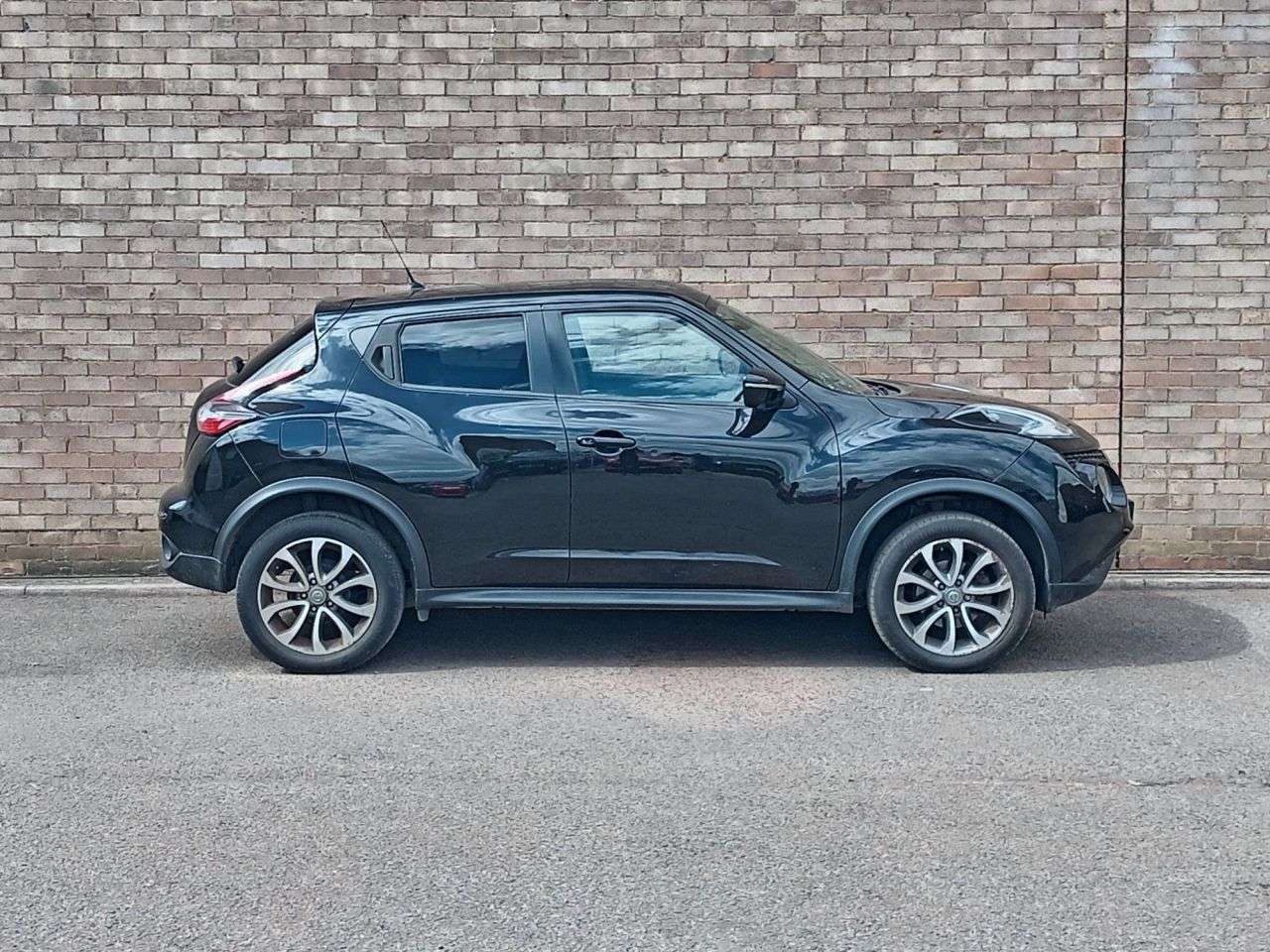 A 2018 NISSAN JUKE 1.6 Tekna SUV 5dr Petrol XTRON Euro 6 (117 ps) A 2018 NISSAN JUKE 1.6 Tekna SUV 5dr Petrol XTRON Euro 6 (117 ps)