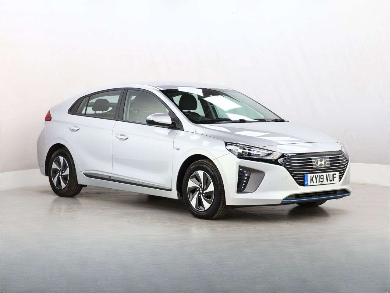 A 2019 HYUNDAI IONIQ 1.6 h-GDi GPF SE Hatchback 5dr Petrol Hybrid DCT Euro 6 (s/s) (141 ps) A 2019 HYUNDAI IONIQ 1.6 h-GDi GPF SE Hatchback 5dr Petrol Hybrid DCT Euro 6 (s/s) (141 ps)