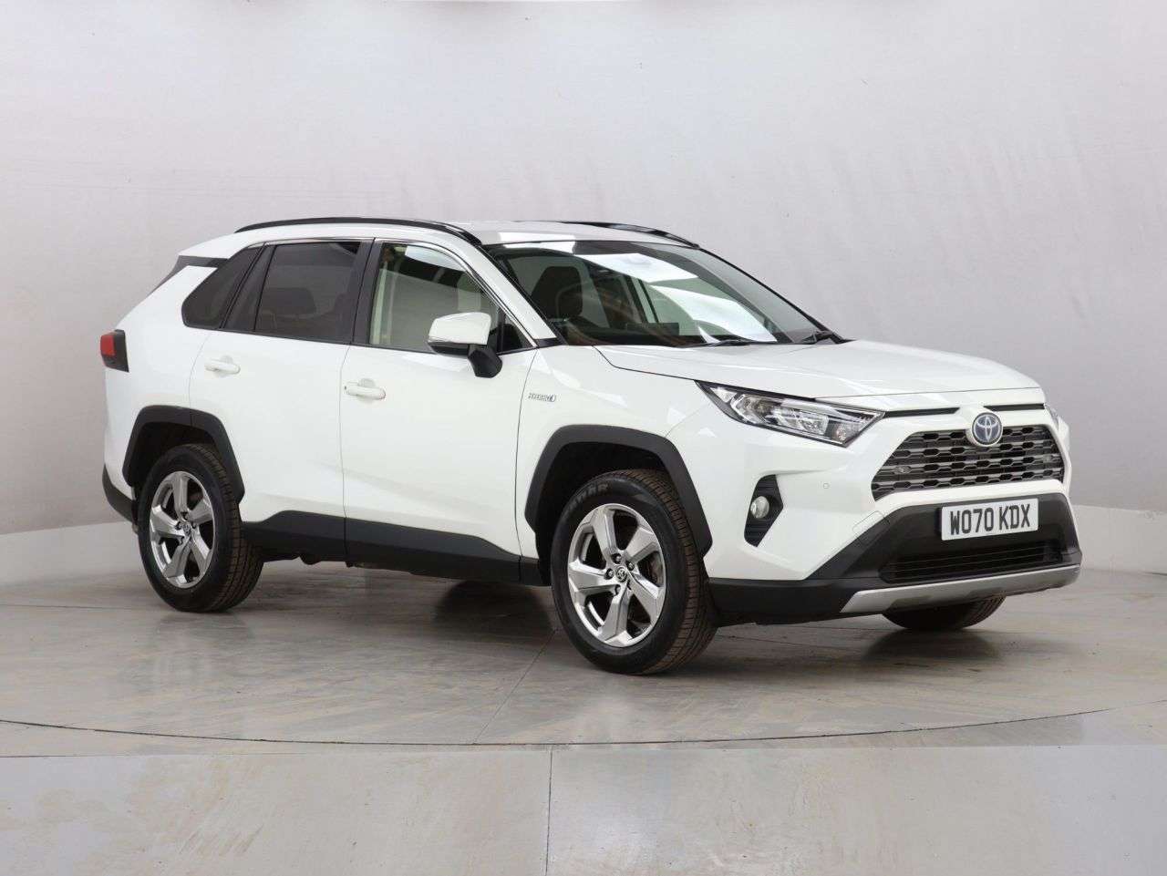 A 2020 TOYOTA RAV4 2.5 VVT-h Design SUV 5dr Petrol Hybrid CVT Euro 6 (s/s) (218 ps) A 2020 TOYOTA RAV4 2.5 VVT-h Design SUV 5dr Petrol Hybrid CVT Euro 6 (s/s) (218 ps)