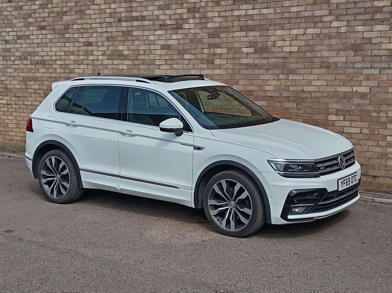 A 2019 VOLKSWAGEN TIGUAN 2.0 TDI R-Line Tech SUV 5dr Diesel DSG 4Motion Euro 6 (s/s) (190 ps) A 2019 VOLKSWAGEN TIGUAN 2.0 TDI R-Line Tech SUV 5dr Diesel DSG 4Motion Euro 6 (s/s) (190 ps)