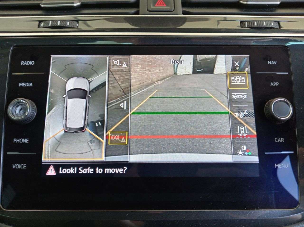 A 2019 VOLKSWAGEN TIGUAN 2.0 TDI R-Line Tech SUV 5dr Diesel DSG 4Motion Euro 6 (s/s) (190 ps) A 2019 VOLKSWAGEN TIGUAN 2.0 TDI R-Line Tech SUV 5dr Diesel DSG 4Motion Euro 6 (s/s) (190 ps)