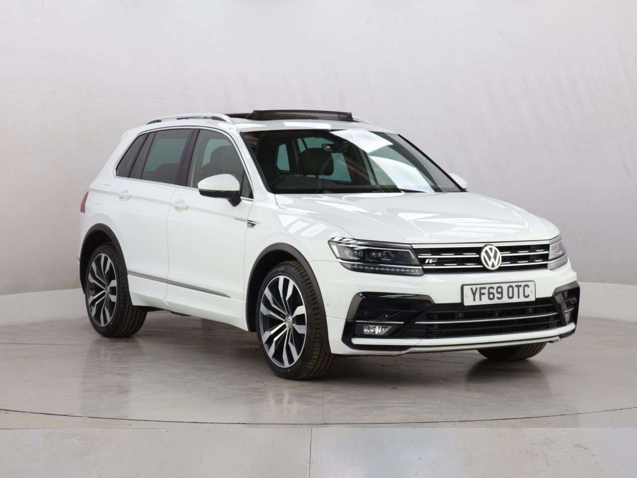 A 2019 VOLKSWAGEN TIGUAN 2.0 TDI R-Line Tech SUV 5dr Diesel DSG 4Motion Euro 6 (s/s) (190 ps) A 2019 VOLKSWAGEN TIGUAN 2.0 TDI R-Line Tech SUV 5dr Diesel DSG 4Motion Euro 6 (s/s) (190 ps)