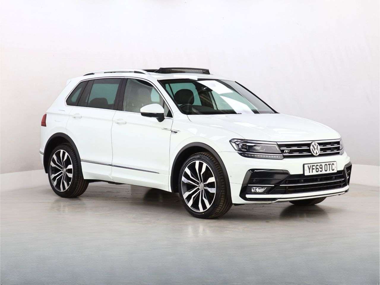 A 2019 VOLKSWAGEN TIGUAN 2.0 TDI R-Line Tech SUV 5dr Diesel DSG 4Motion Euro 6 (s/s) (190 ps) A 2019 VOLKSWAGEN TIGUAN 2.0 TDI R-Line Tech SUV 5dr Diesel DSG 4Motion Euro 6 (s/s) (190 ps)
