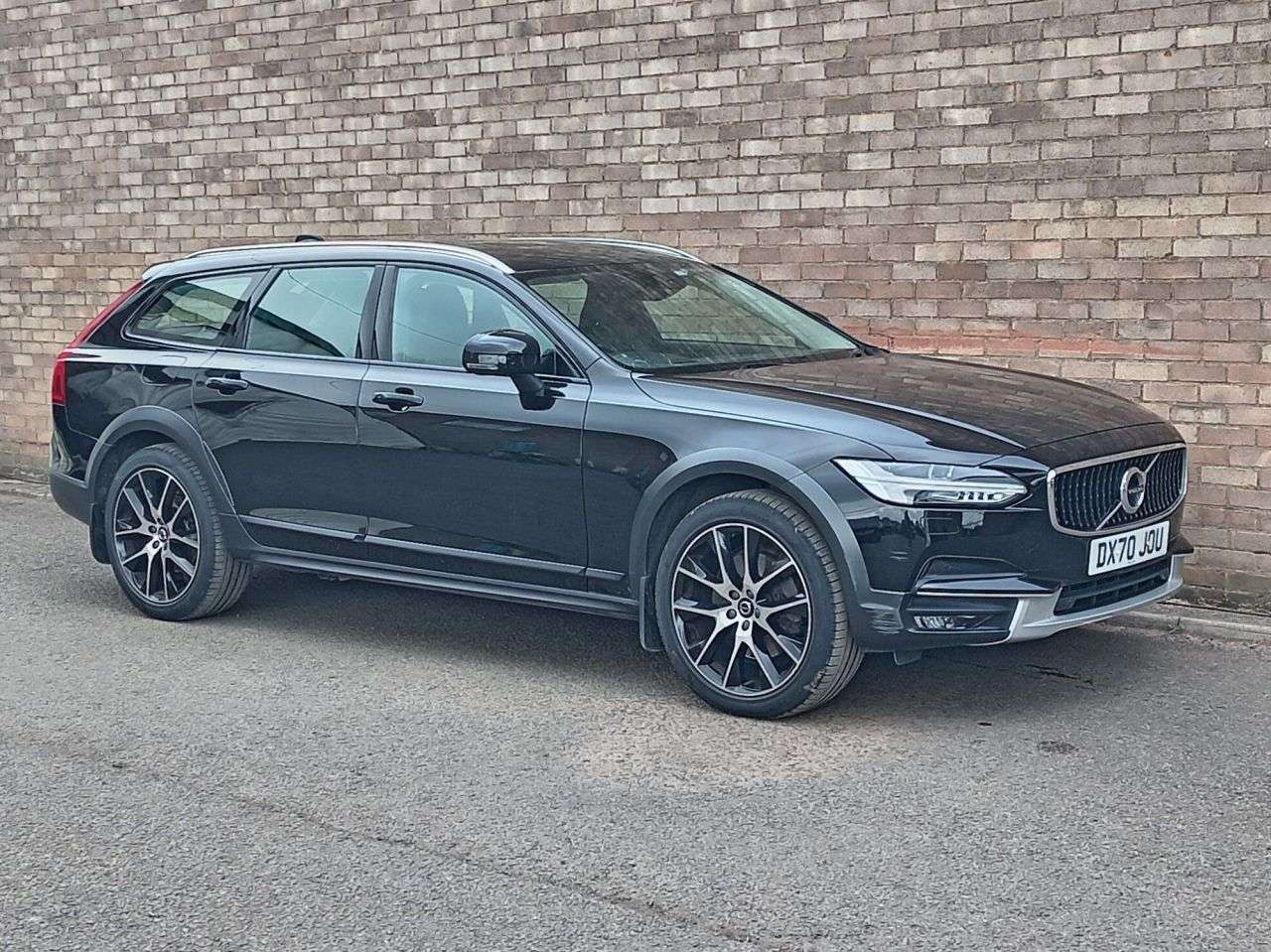 A 2020 VOLVO V90 CROSS COUNTRY 2.0 T5 Plus Estate 5dr Petrol Auto AWD Euro 6 (s/s) (250 ps) A 2020 VOLVO V90 CROSS COUNTRY 2.0 T5 Plus Estate 5dr Petrol Auto AWD Euro 6 (s/s) (250 ps)