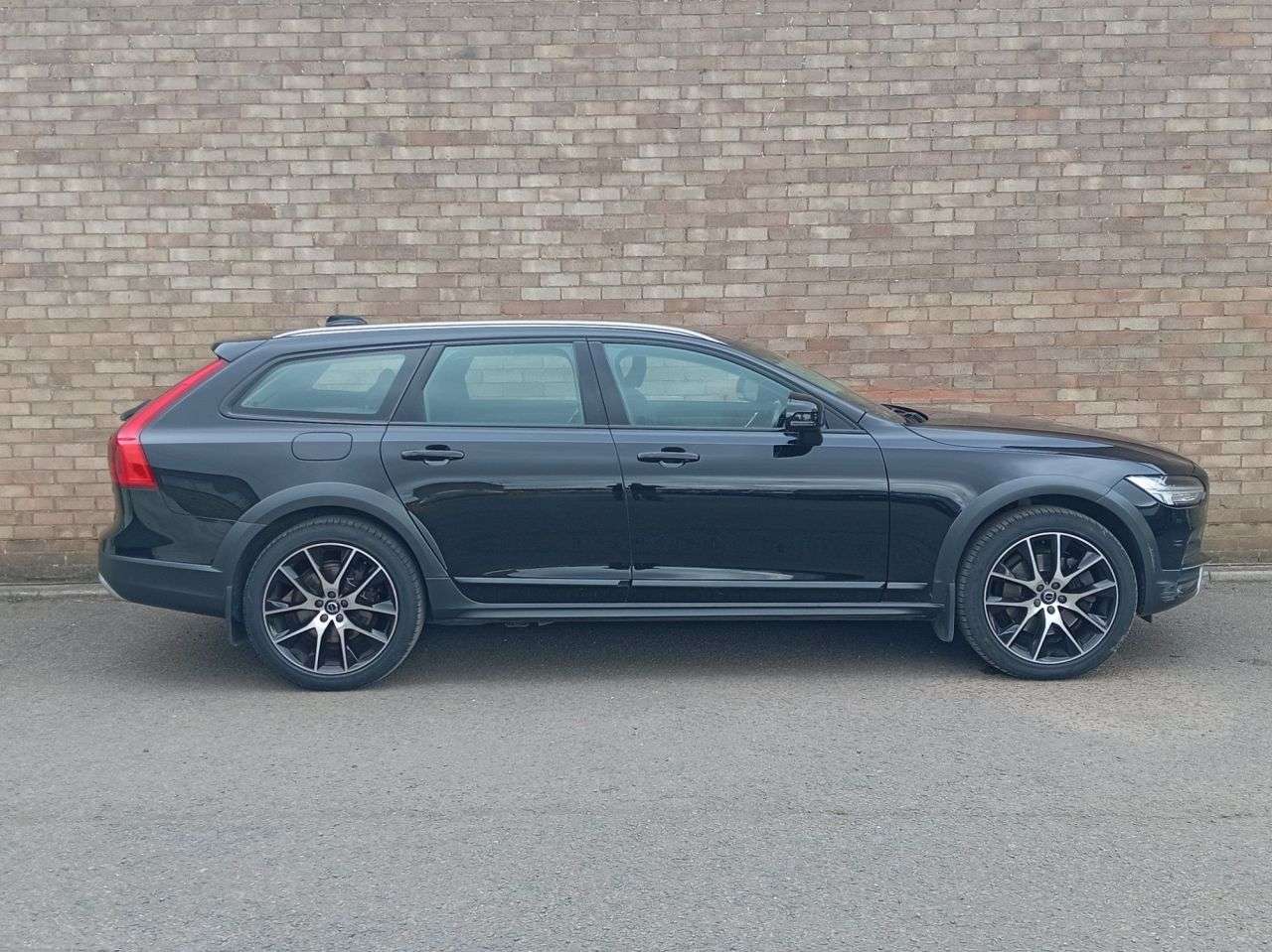 A 2020 VOLVO V90 CROSS COUNTRY 2.0 T5 Plus Estate 5dr Petrol Auto AWD Euro 6 (s/s) (250 ps) A 2020 VOLVO V90 CROSS COUNTRY 2.0 T5 Plus Estate 5dr Petrol Auto AWD Euro 6 (s/s) (250 ps)