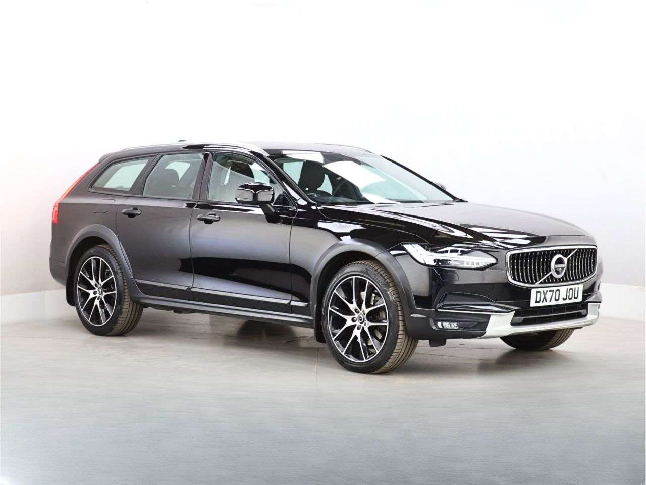 A 2020 VOLVO V90 CROSS COUNTRY 2.0 T5 Plus Estate 5dr Petrol Auto AWD Euro 6 (s/s) (250 ps) A 2020 VOLVO V90 CROSS COUNTRY 2.0 T5 Plus Estate 5dr Petrol Auto AWD Euro 6 (s/s) (250 ps)