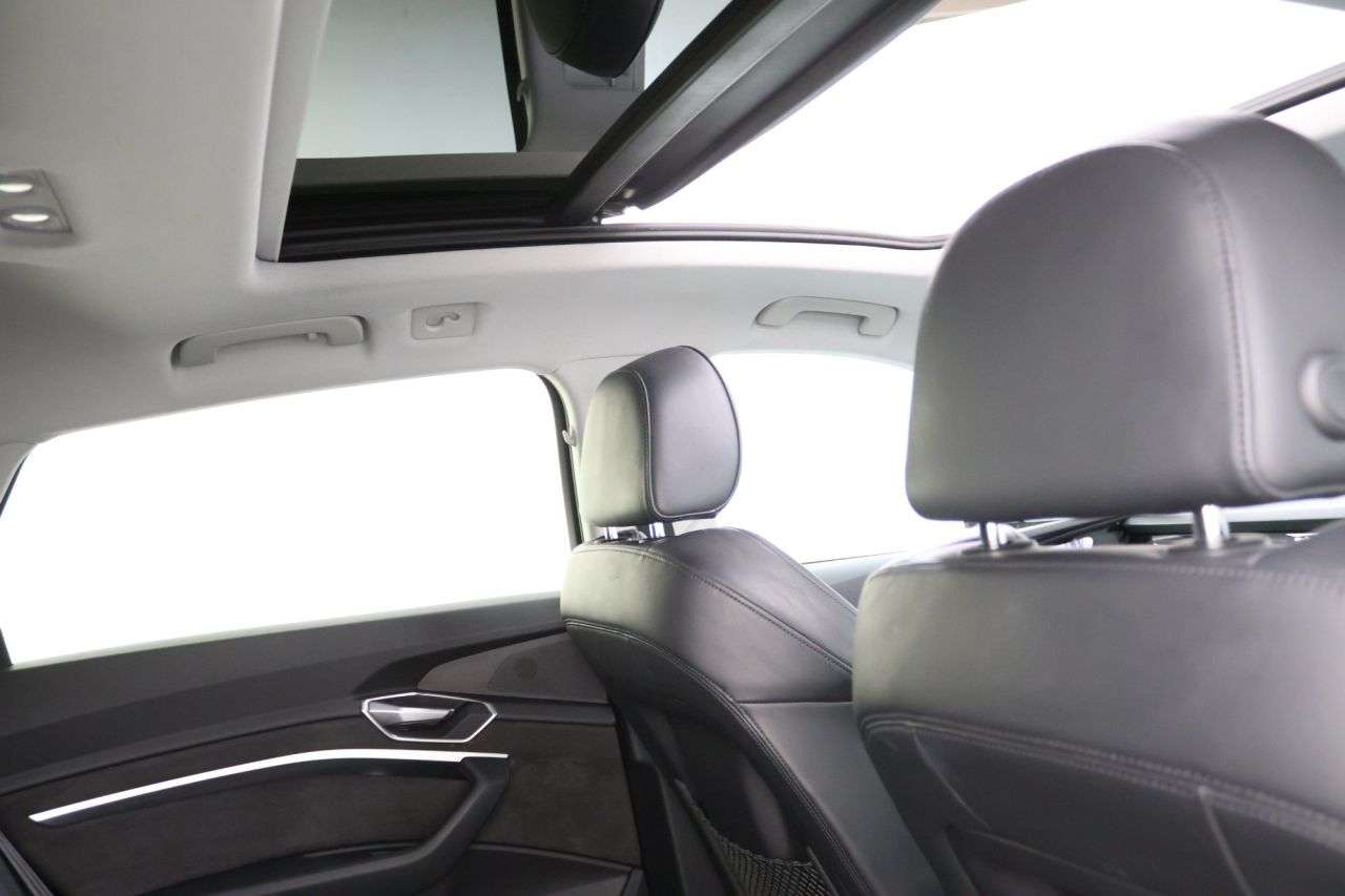 A 2019 AUDI E-TRON 55 Launch Edition SUV 5dr Electric Auto quattro 95kWh (408 ps) A 2019 AUDI E-TRON 55 Launch Edition SUV 5dr Electric Auto quattro 95kWh (408 ps)