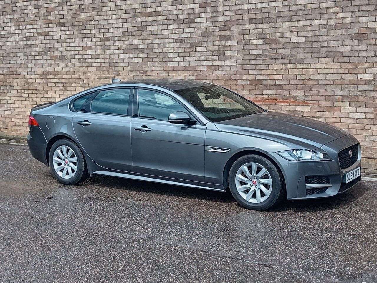 A 2019 JAGUAR XF 2.0d R-Sport Saloon 4dr Diesel Auto Euro 6 (s/s) (163 ps) A 2019 JAGUAR XF 2.0d R-Sport Saloon 4dr Diesel Auto Euro 6 (s/s) (163 ps)
